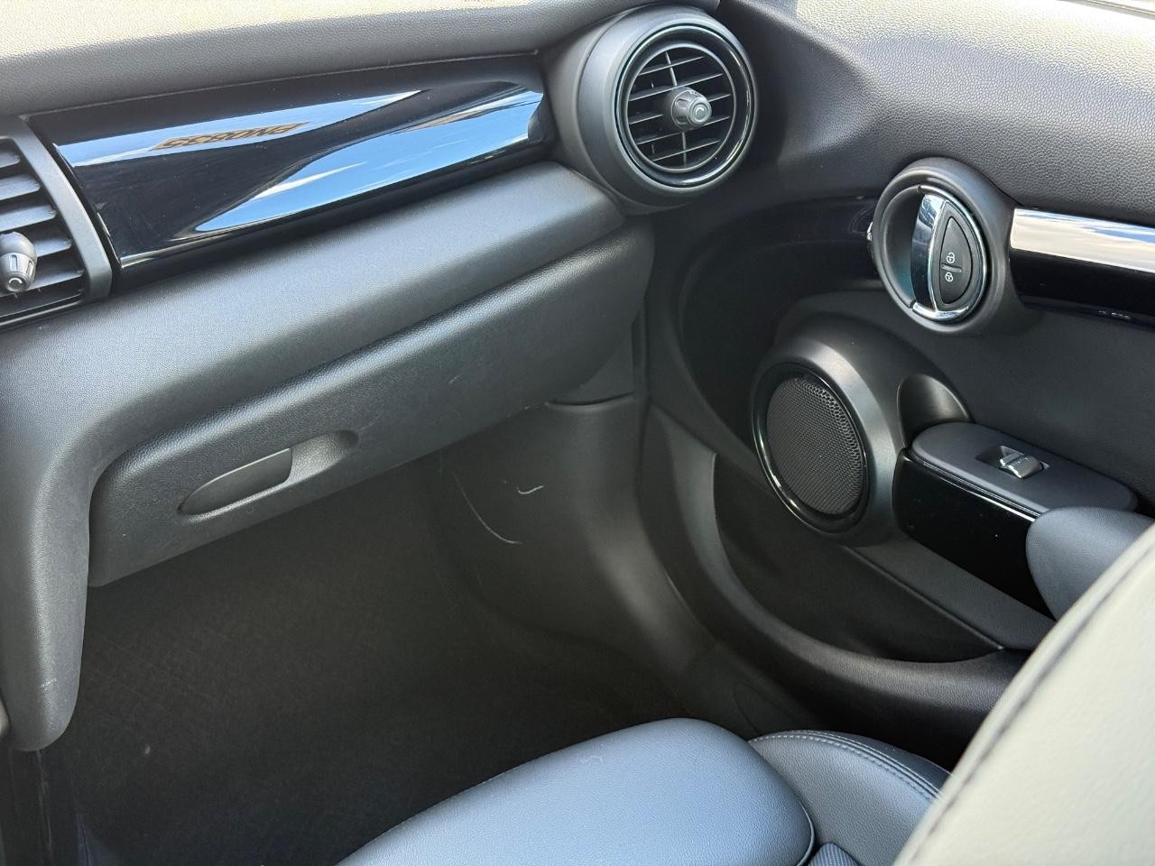 MINI Hardtop 4 Door Vehicle Image 15