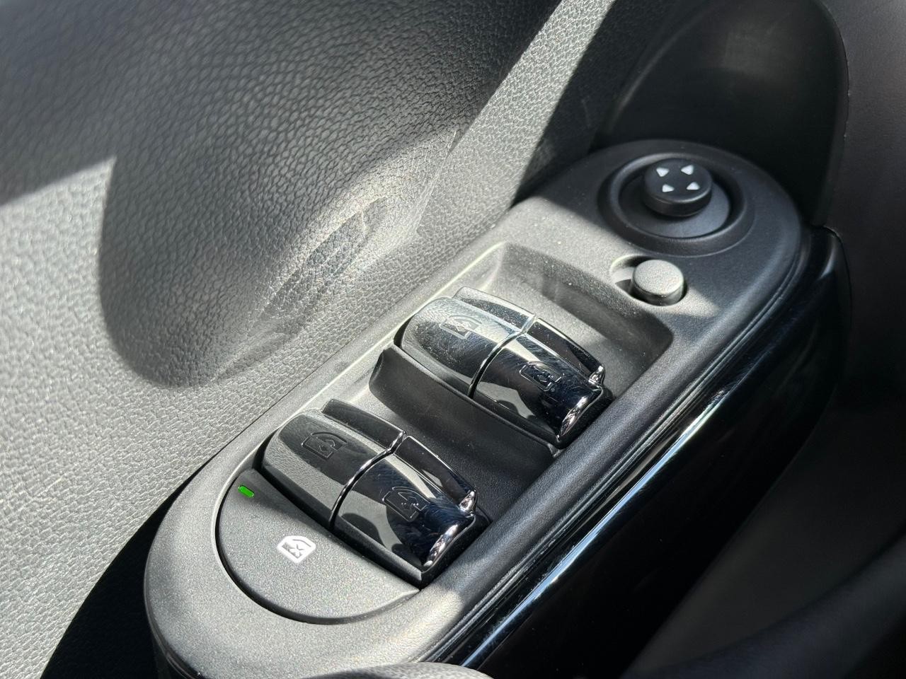 MINI Hardtop 4 Door Vehicle Image 21