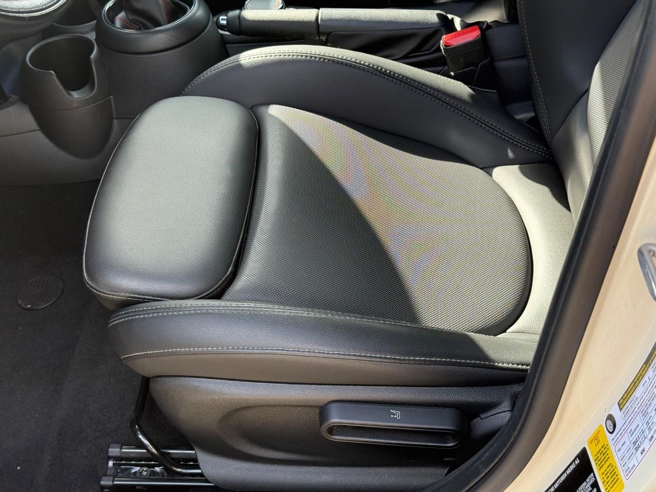 MINI Hardtop 4 Door Vehicle Image 22