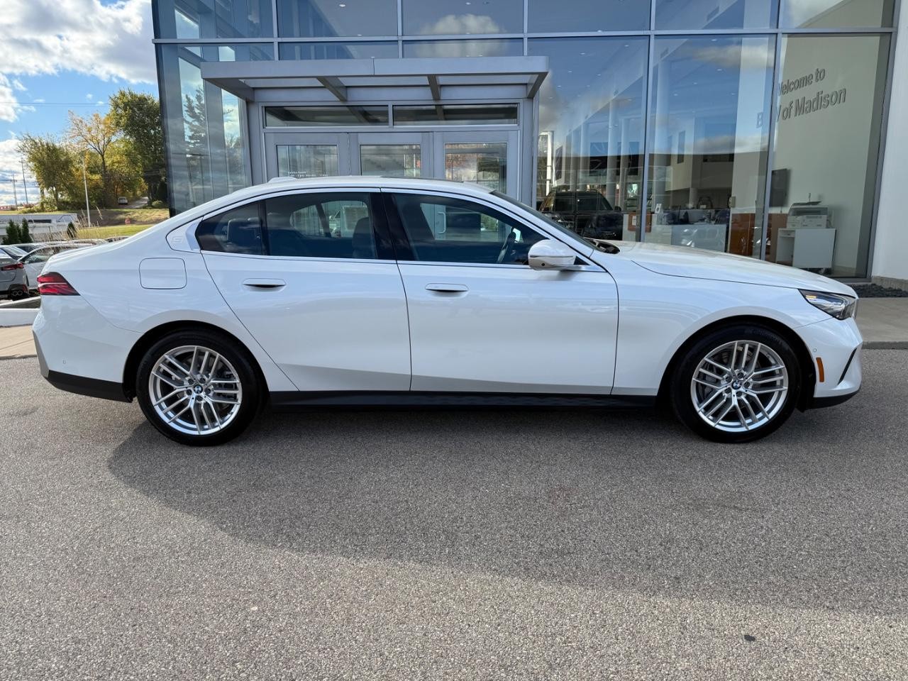 BMW 5 Series Vehicle Image 02