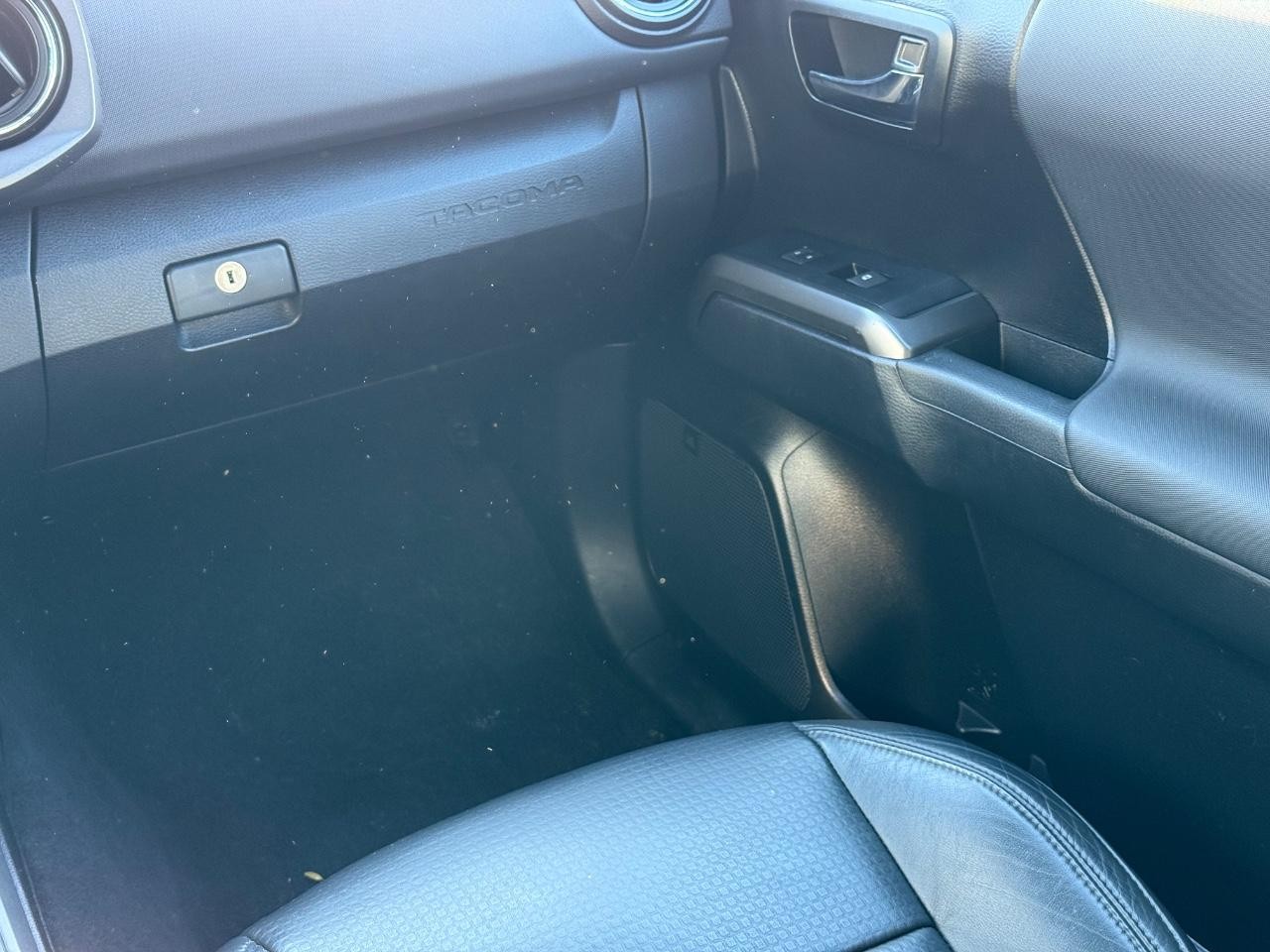 Toyota Tacoma 4WD Vehicle Image 15