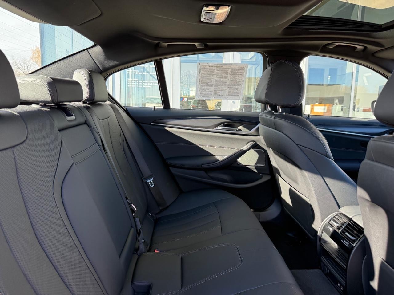 BMW 5 Series Vehicle Image 09