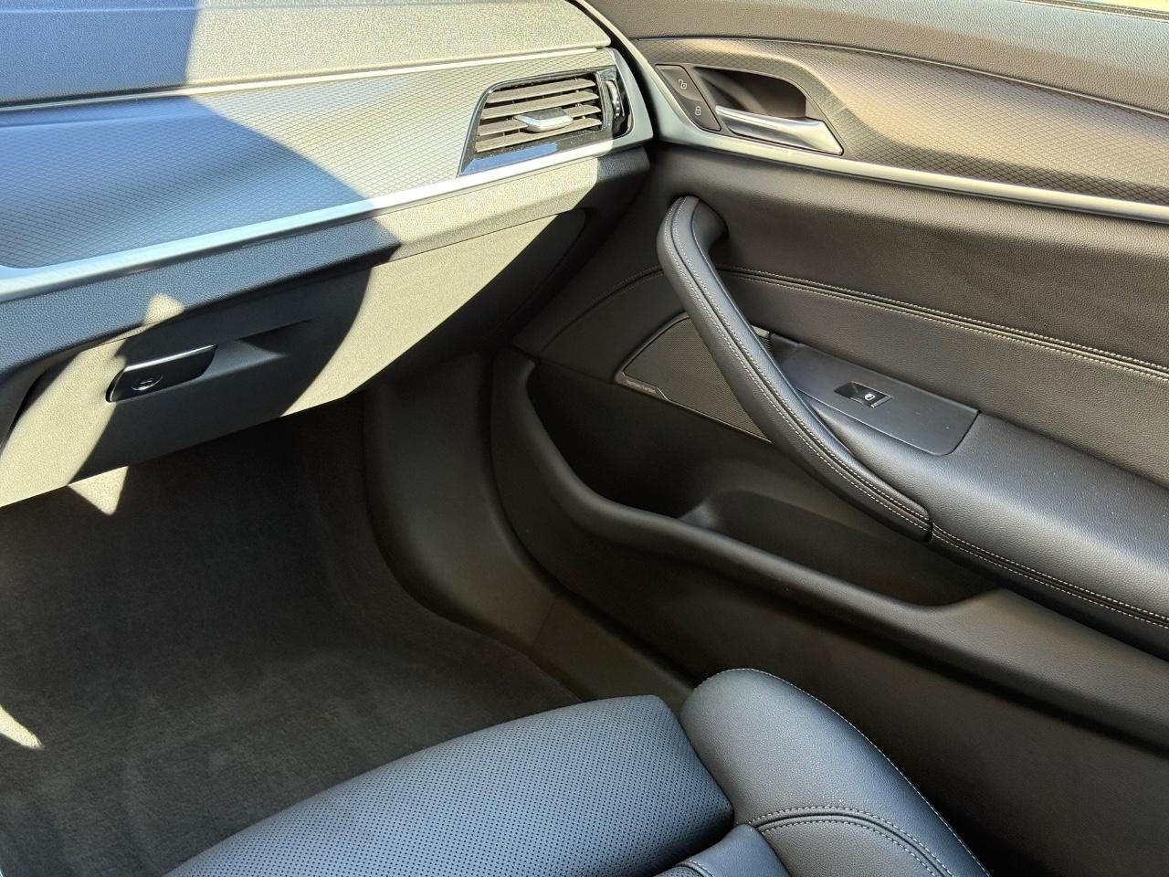 BMW 5 Series Vehicle Image 14