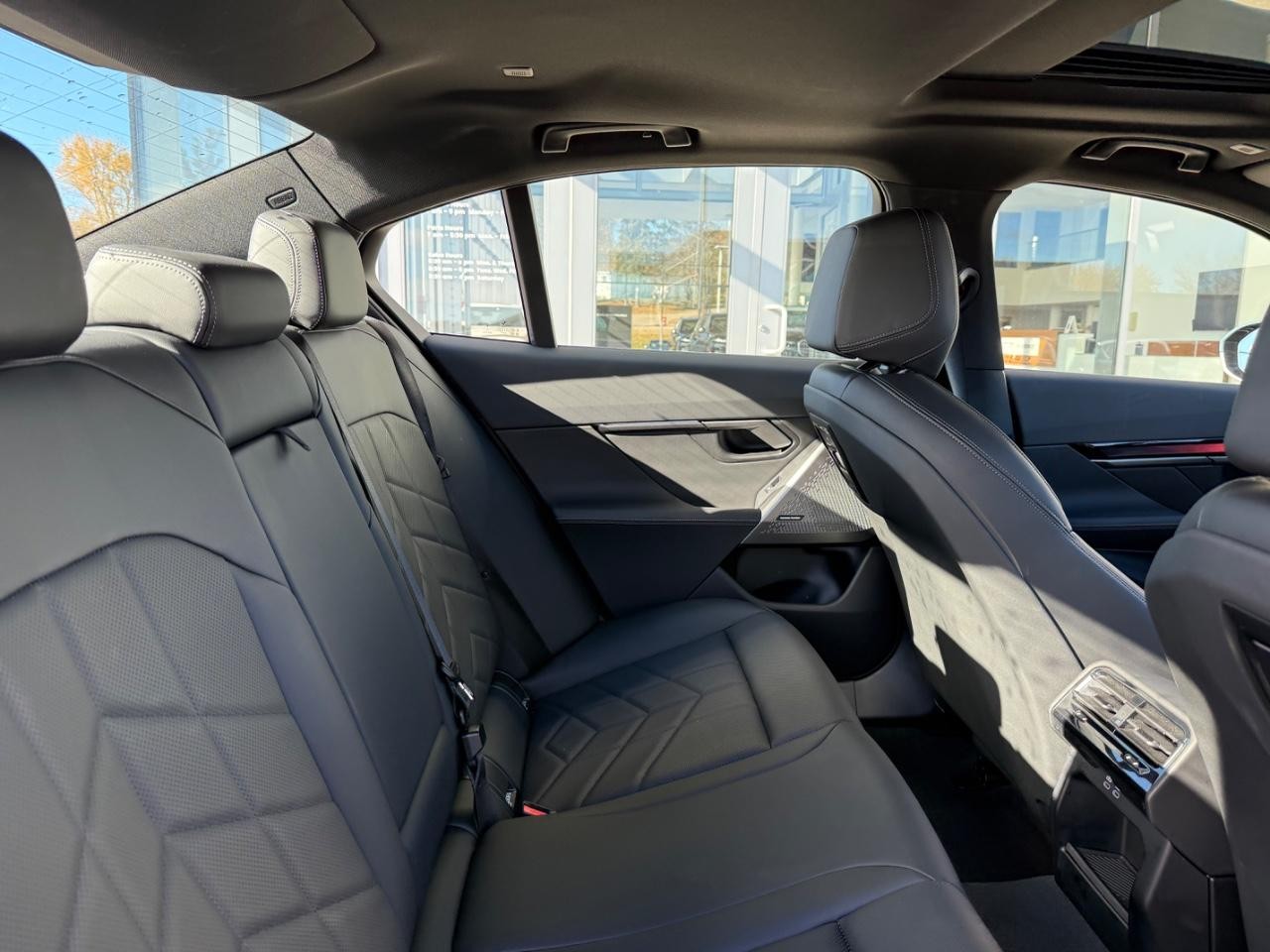 BMW 5 Series Vehicle Image 10