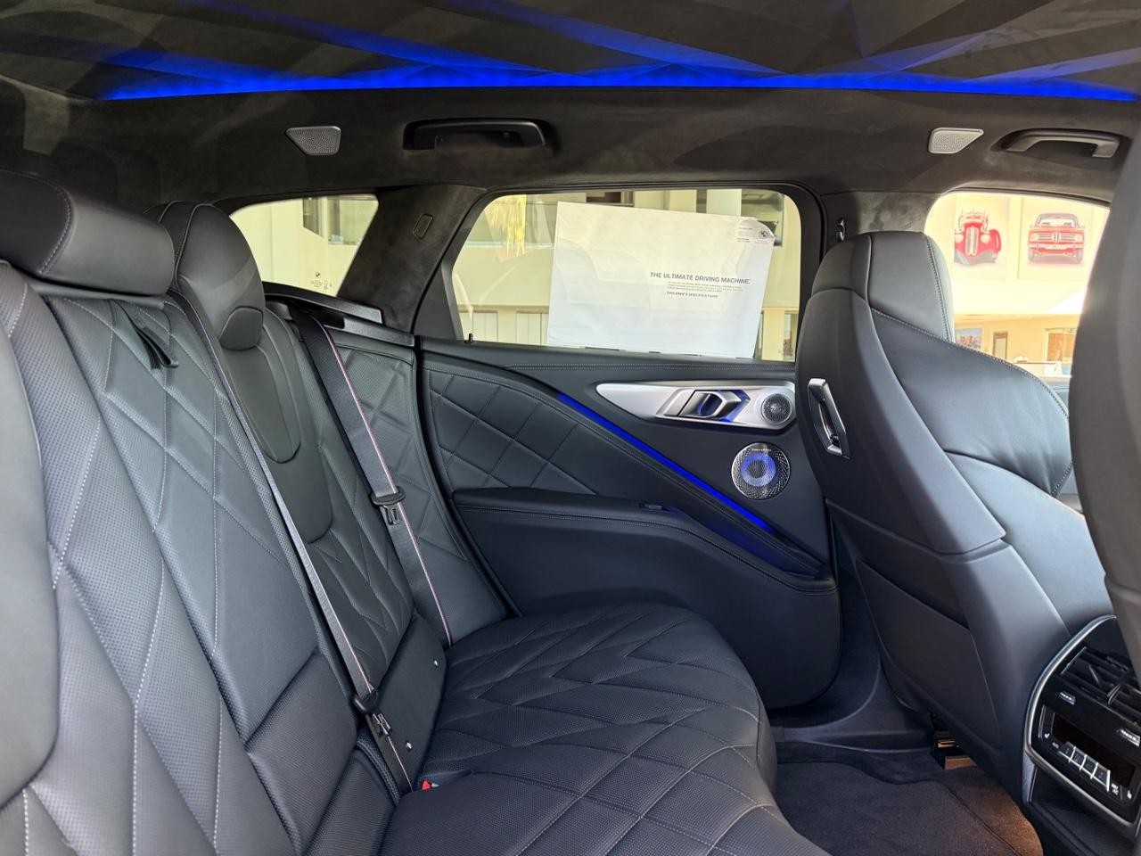 BMW XM Vehicle Image 04