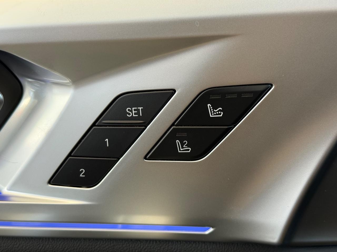 BMW XM Vehicle Image 11