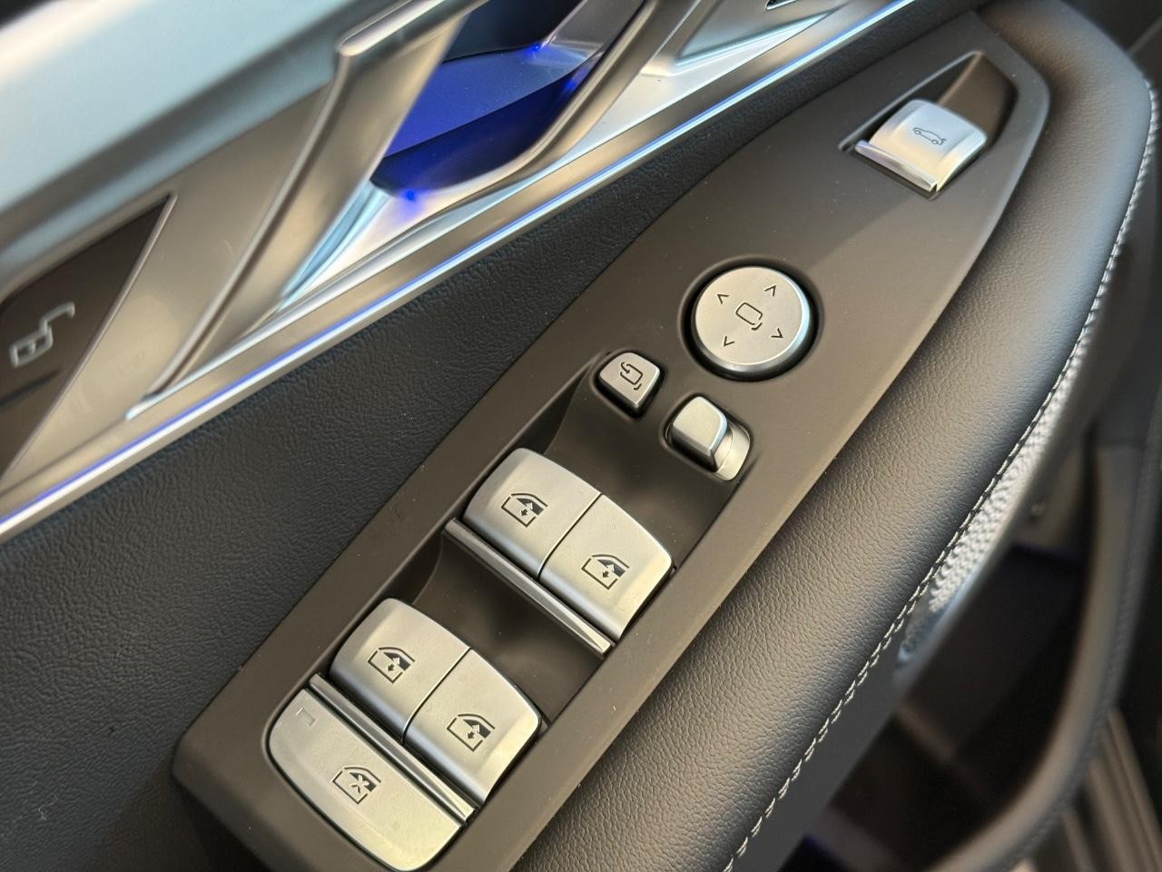 BMW XM Vehicle Image 16
