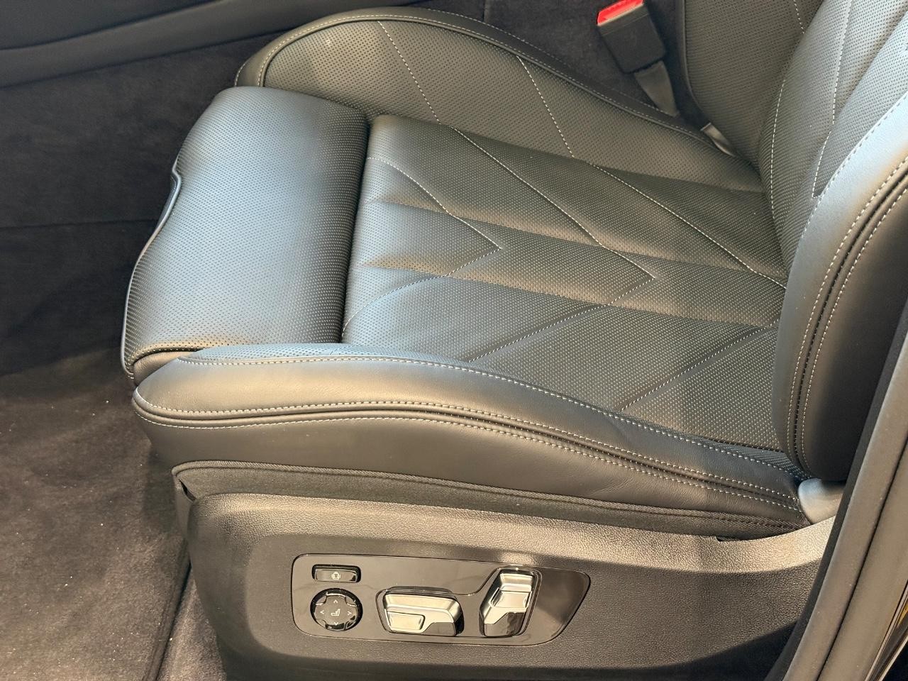 BMW XM Vehicle Image 17