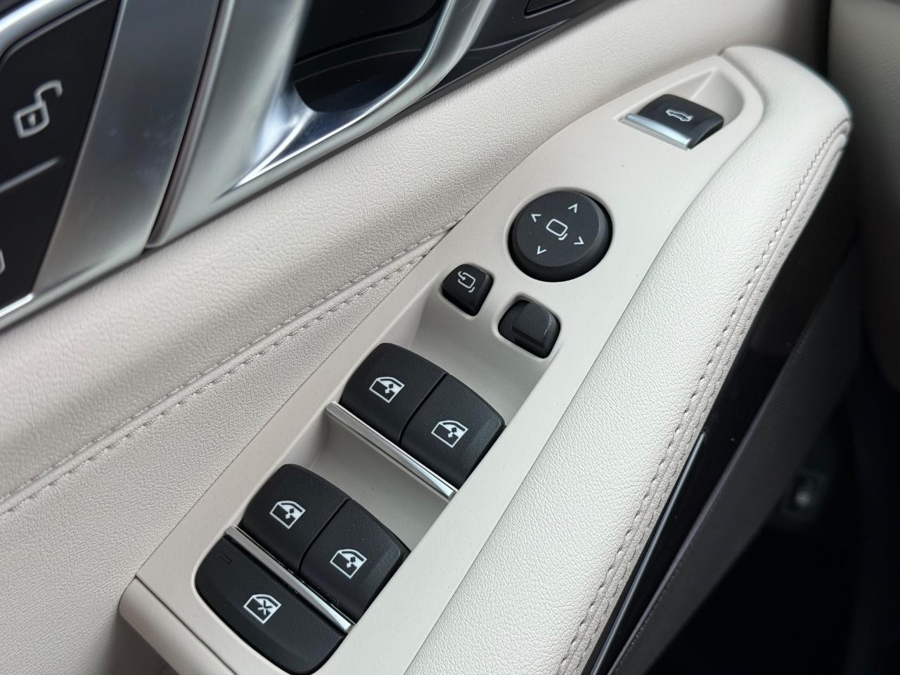 BMW X5 Vehicle Image 16