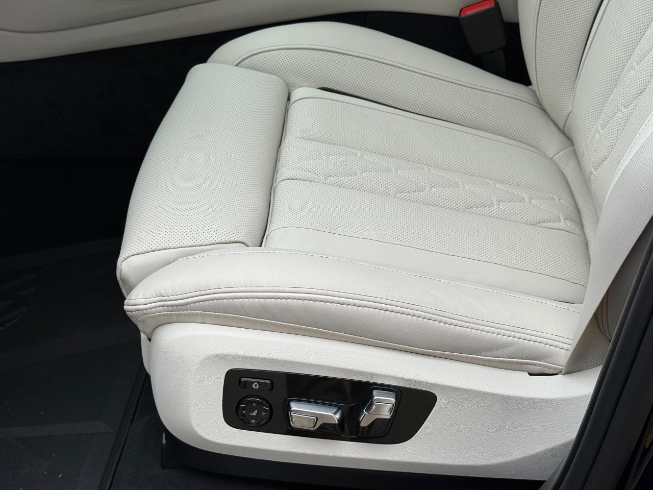 BMW X5 Vehicle Image 17