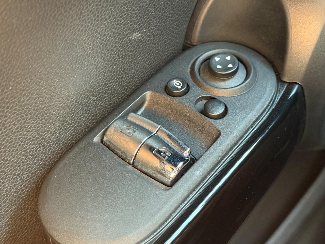 MINI Hardtop 2 Door Vehicle Image 19