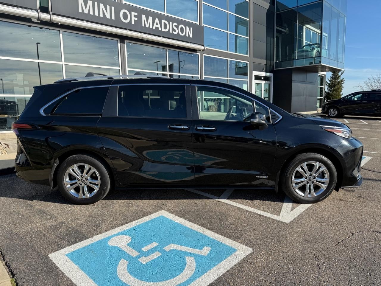 Toyota Sienna Vehicle Image 02