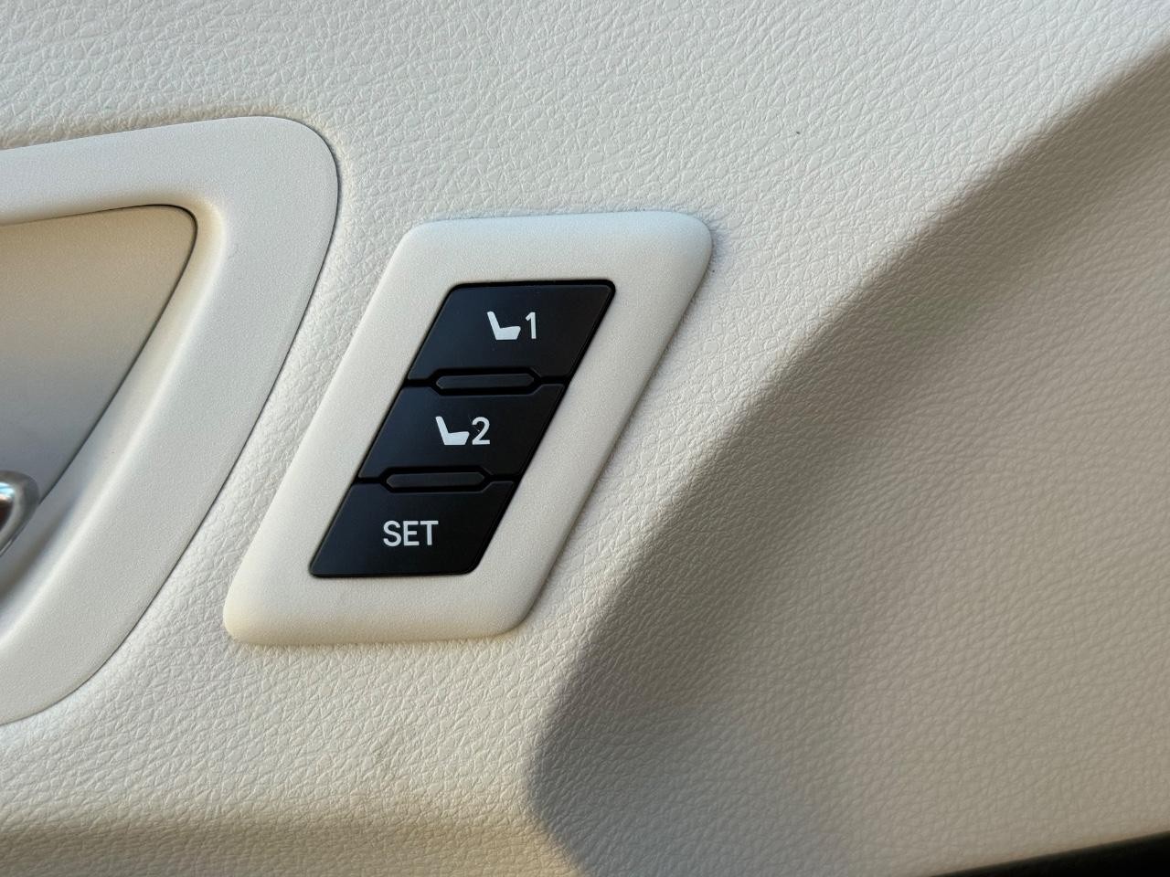 Toyota Sienna Vehicle Image 18