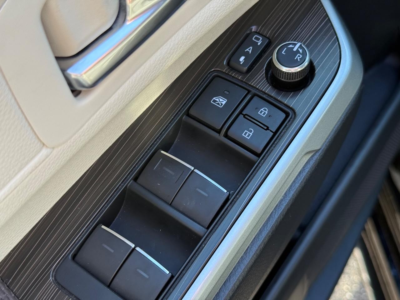 Toyota Sienna Vehicle Image 25