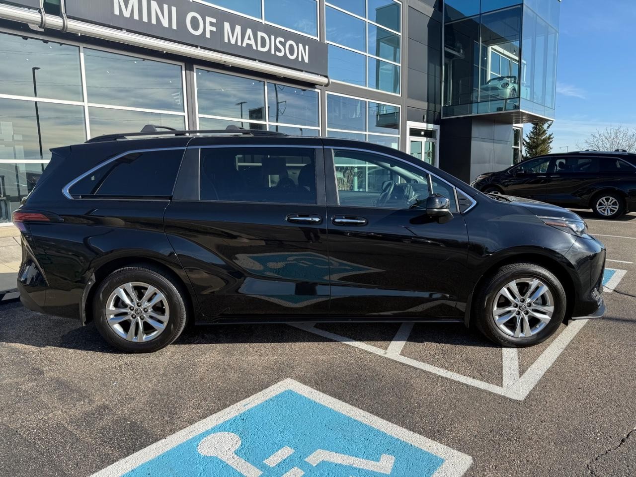 Toyota Sienna Vehicle Image 02