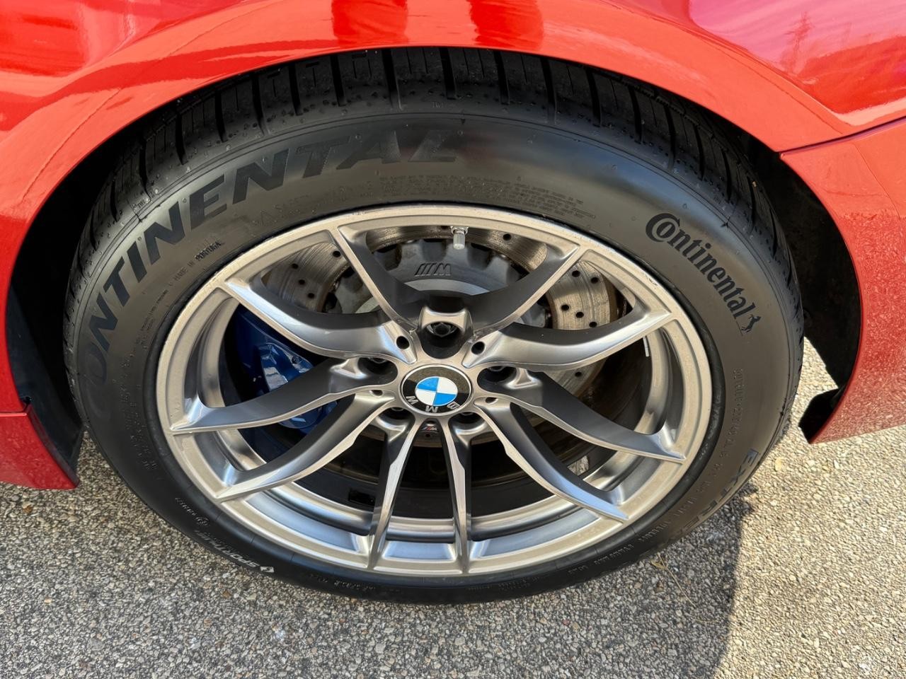 BMW M4 Vehicle Full-screen Gallery Image 06