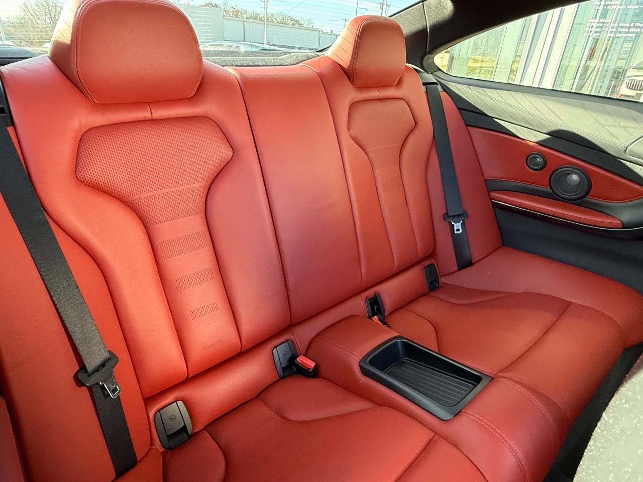 BMW M4 Vehicle Full-screen Gallery Image 09