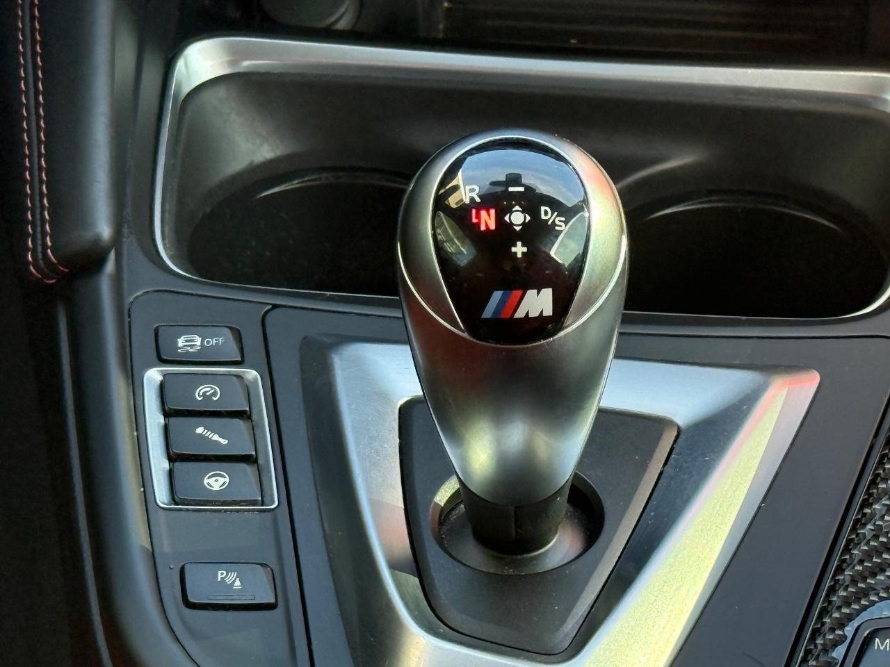 BMW M4 Vehicle Full-screen Gallery Image 12