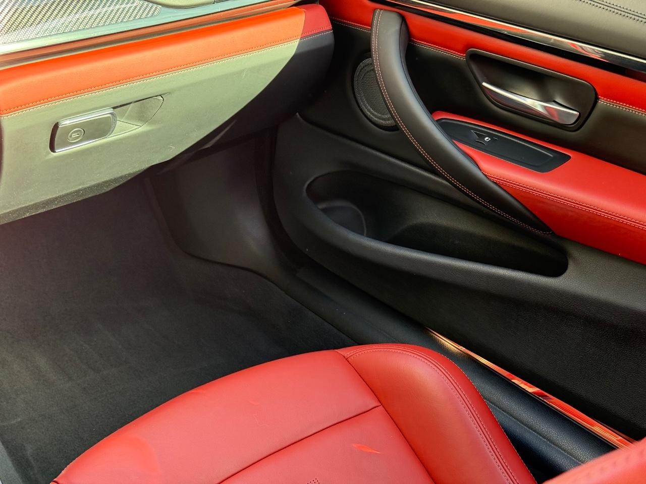 BMW M4 Vehicle Full-screen Gallery Image 14