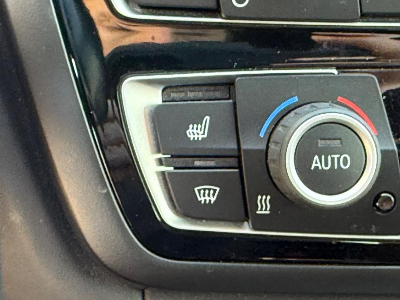 BMW M4 Vehicle Full-screen Gallery Image 18