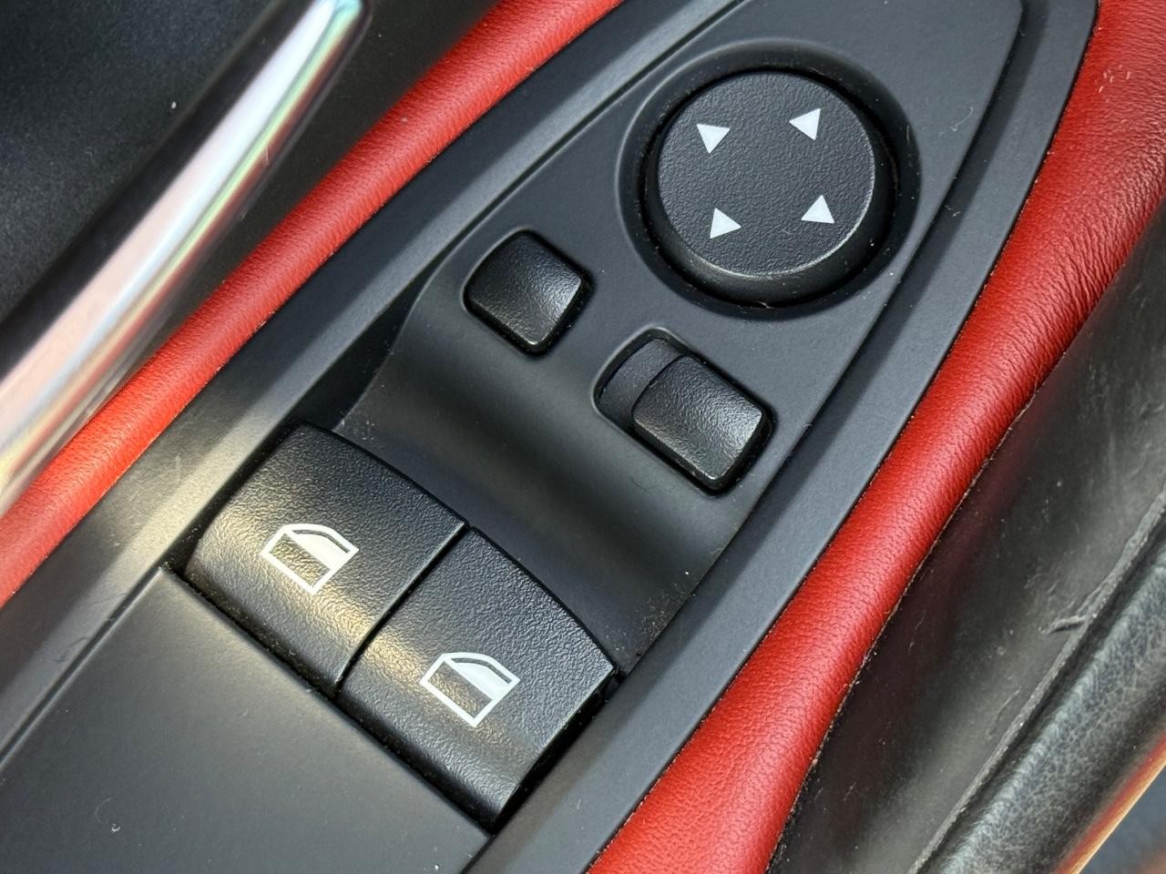 BMW M4 Vehicle Full-screen Gallery Image 20