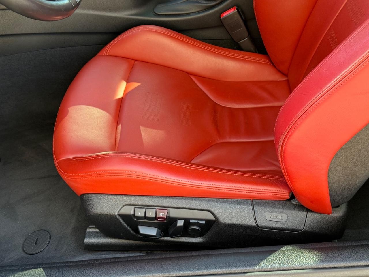 BMW M4 Vehicle Full-screen Gallery Image 21