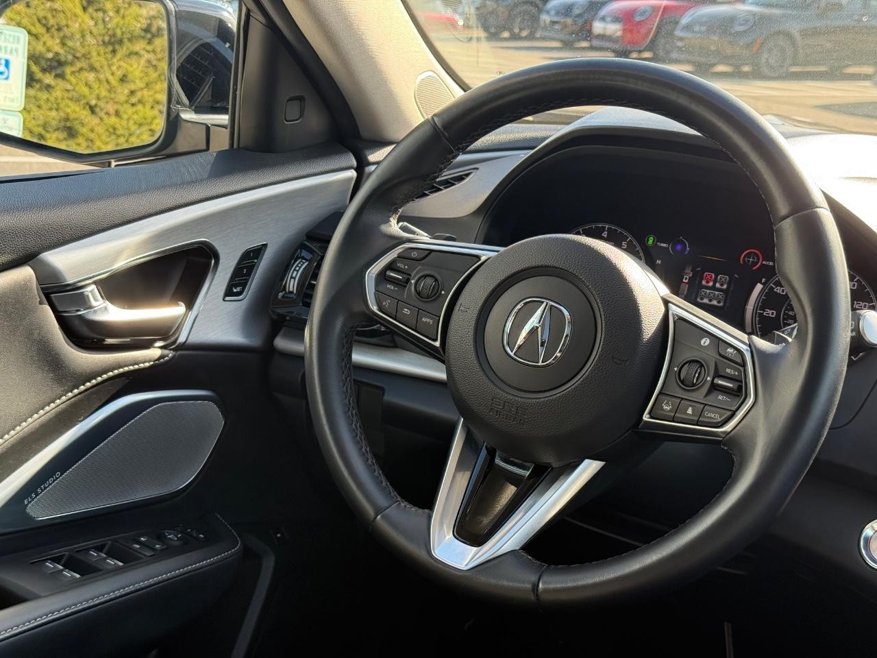 Acura RDX Vehicle Full-screen Gallery Image 12