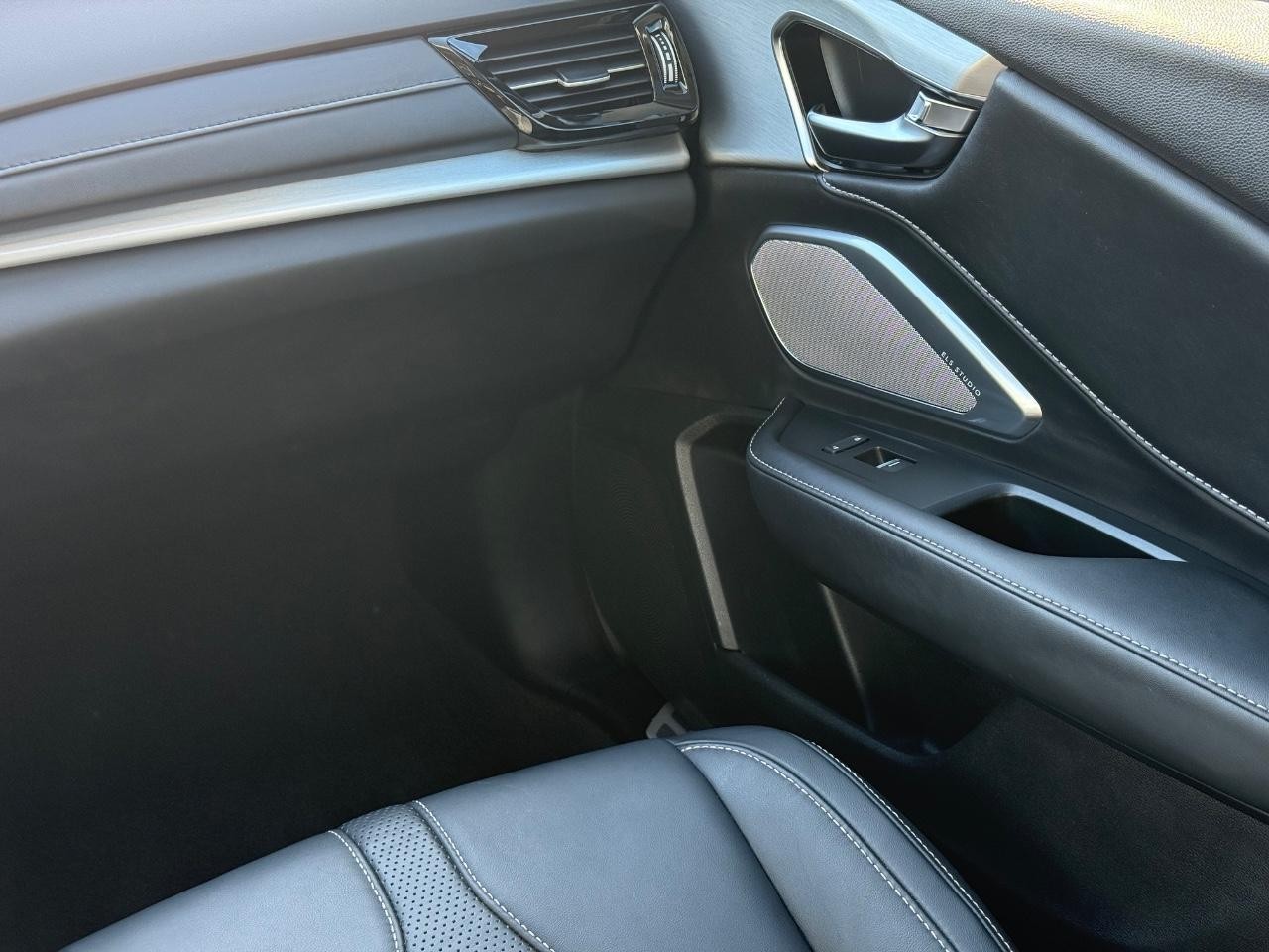 Acura RDX Vehicle Full-screen Gallery Image 13