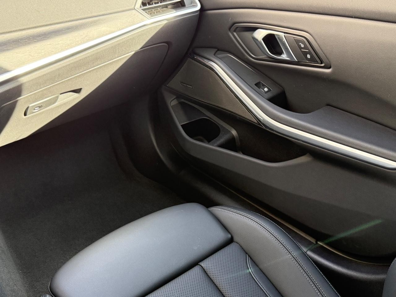 BMW 3 Series Vehicle Image 14