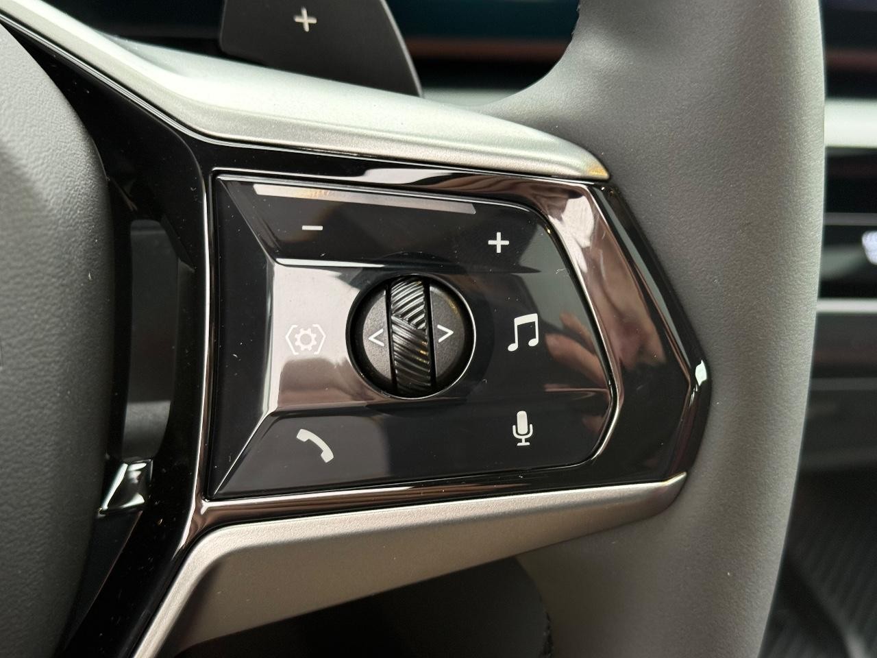 BMW 5 Series Vehicle Image 13