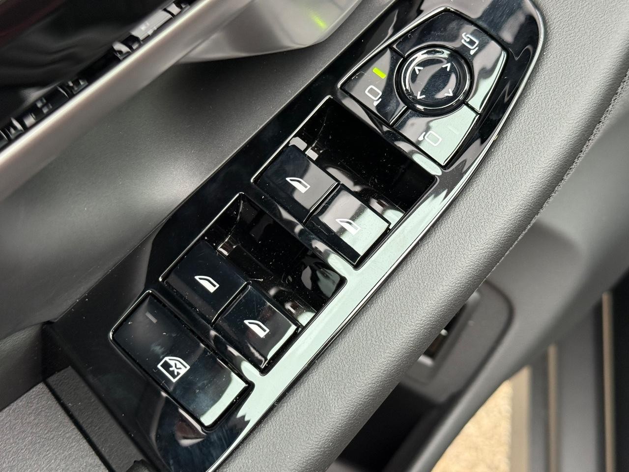 BMW 5 Series Vehicle Image 16