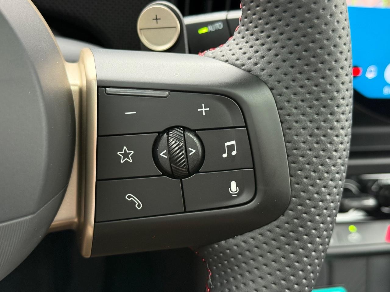 MINI Hardtop 2 Door Vehicle Image 12