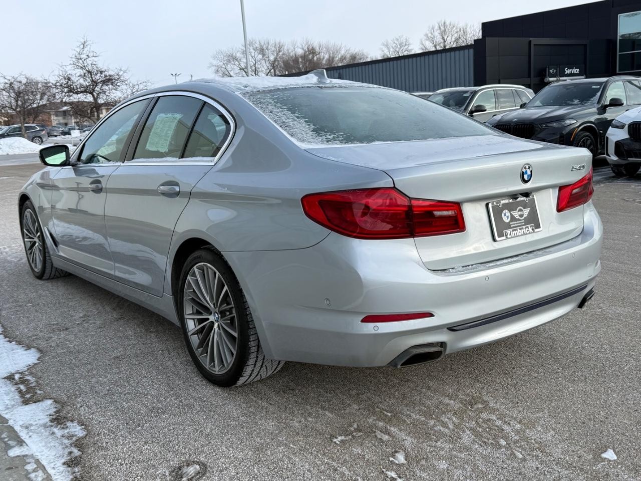 BMW 5 Series Vehicle Full-screen Gallery Image 05
