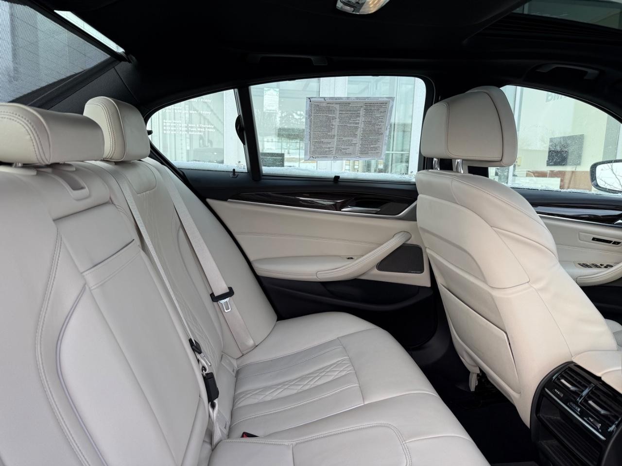 BMW 5 Series Vehicle Full-screen Gallery Image 09