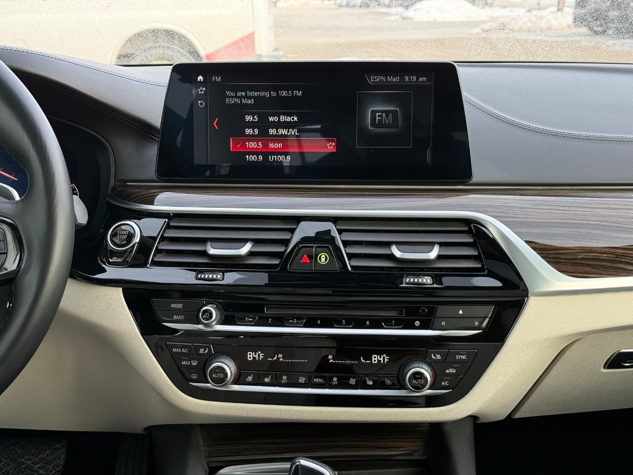 BMW 5 Series Vehicle Full-screen Gallery Image 11