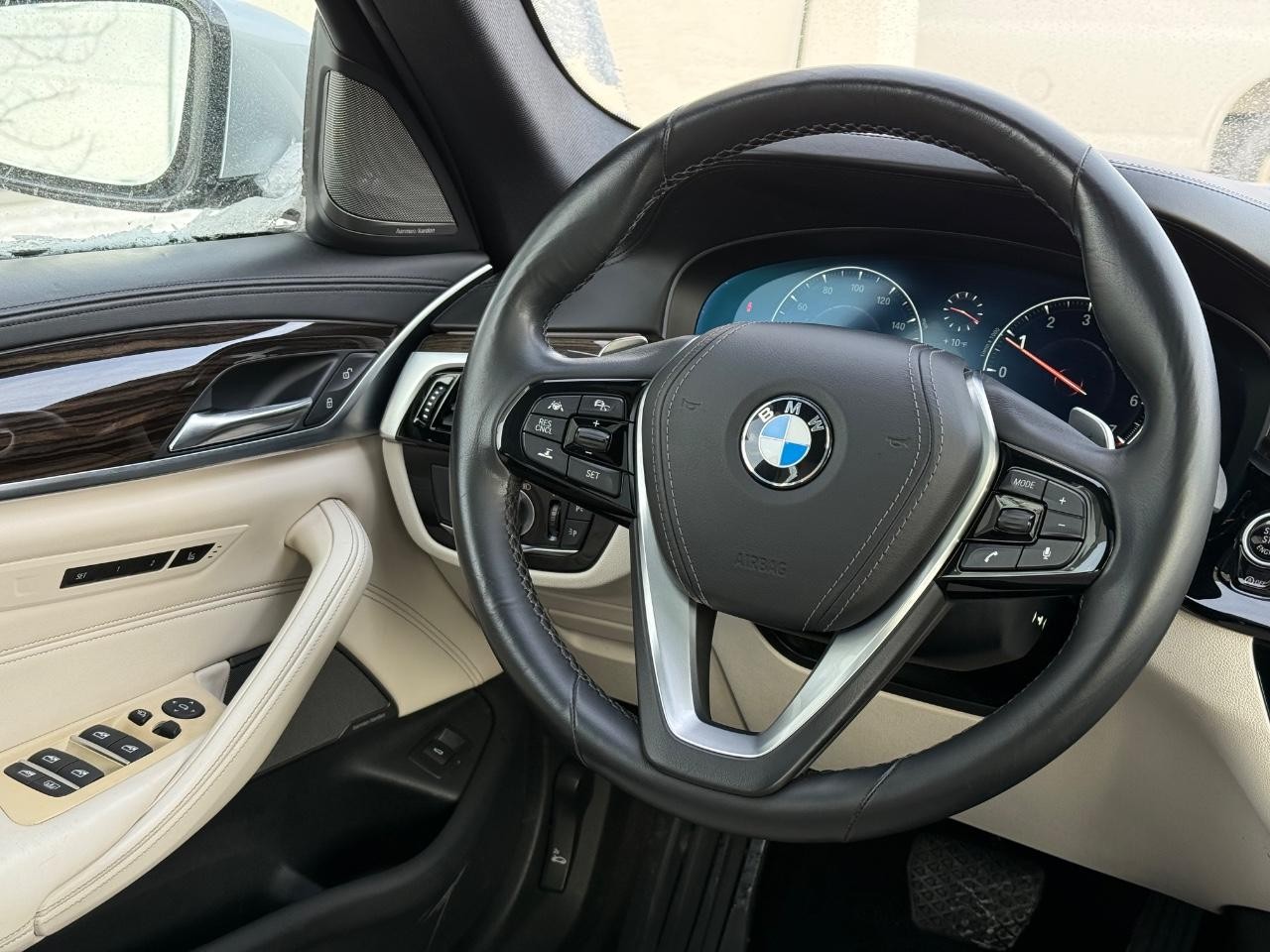 BMW 5 Series Vehicle Full-screen Gallery Image 13