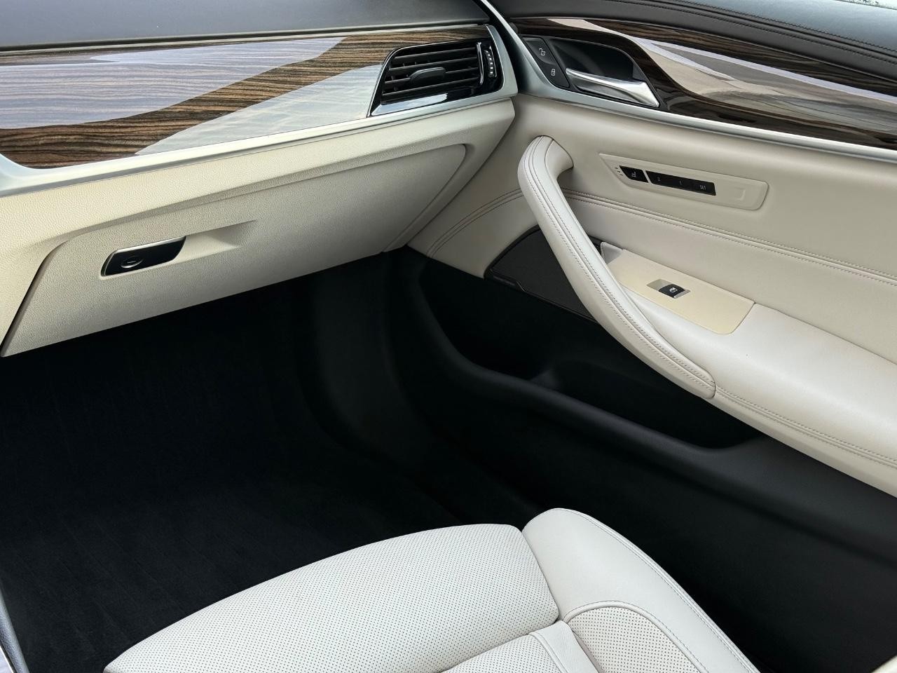 BMW 5 Series Vehicle Full-screen Gallery Image 14