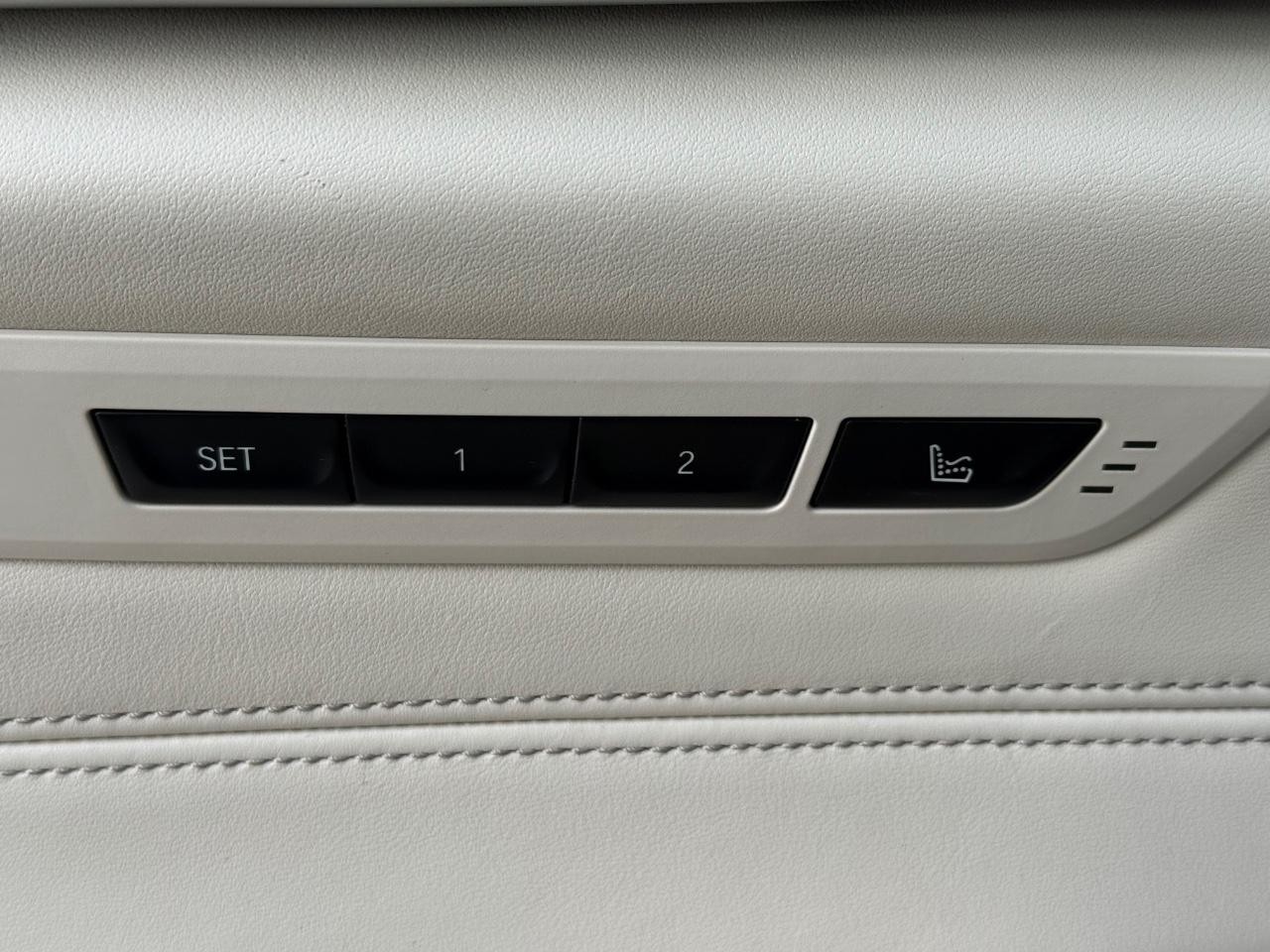 BMW 5 Series Vehicle Full-screen Gallery Image 15