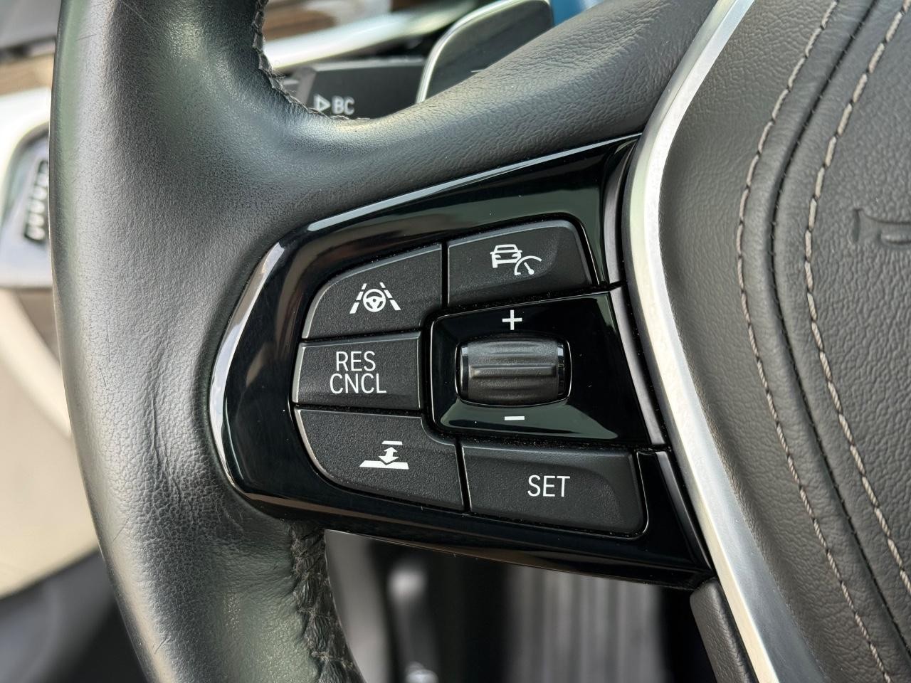 BMW 5 Series Vehicle Full-screen Gallery Image 16