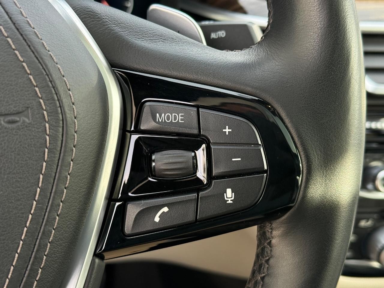 BMW 5 Series Vehicle Full-screen Gallery Image 17