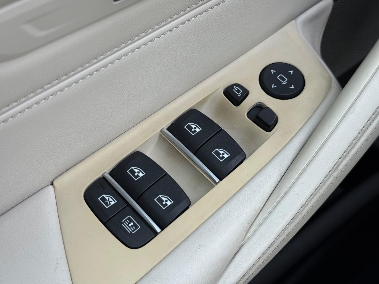 BMW 5 Series Vehicle Full-screen Gallery Image 22