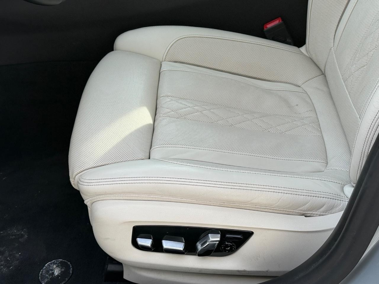 BMW 5 Series Vehicle Full-screen Gallery Image 23