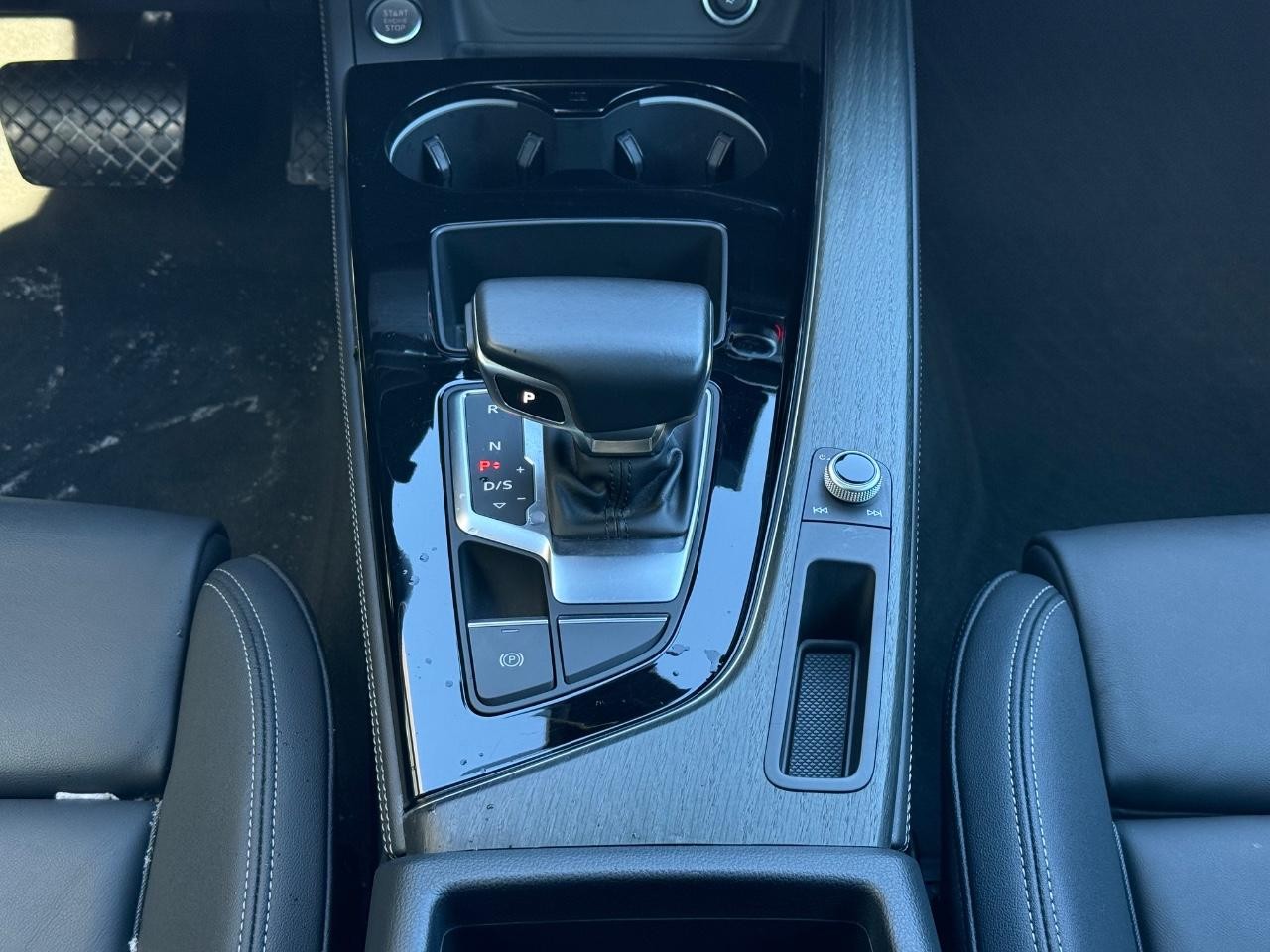 Audi A4 Sedan Vehicle Full-screen Gallery Image 12