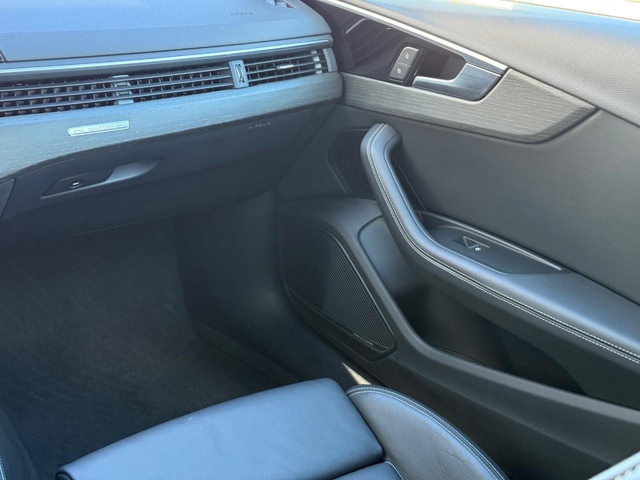 Audi A4 Sedan Vehicle Full-screen Gallery Image 14