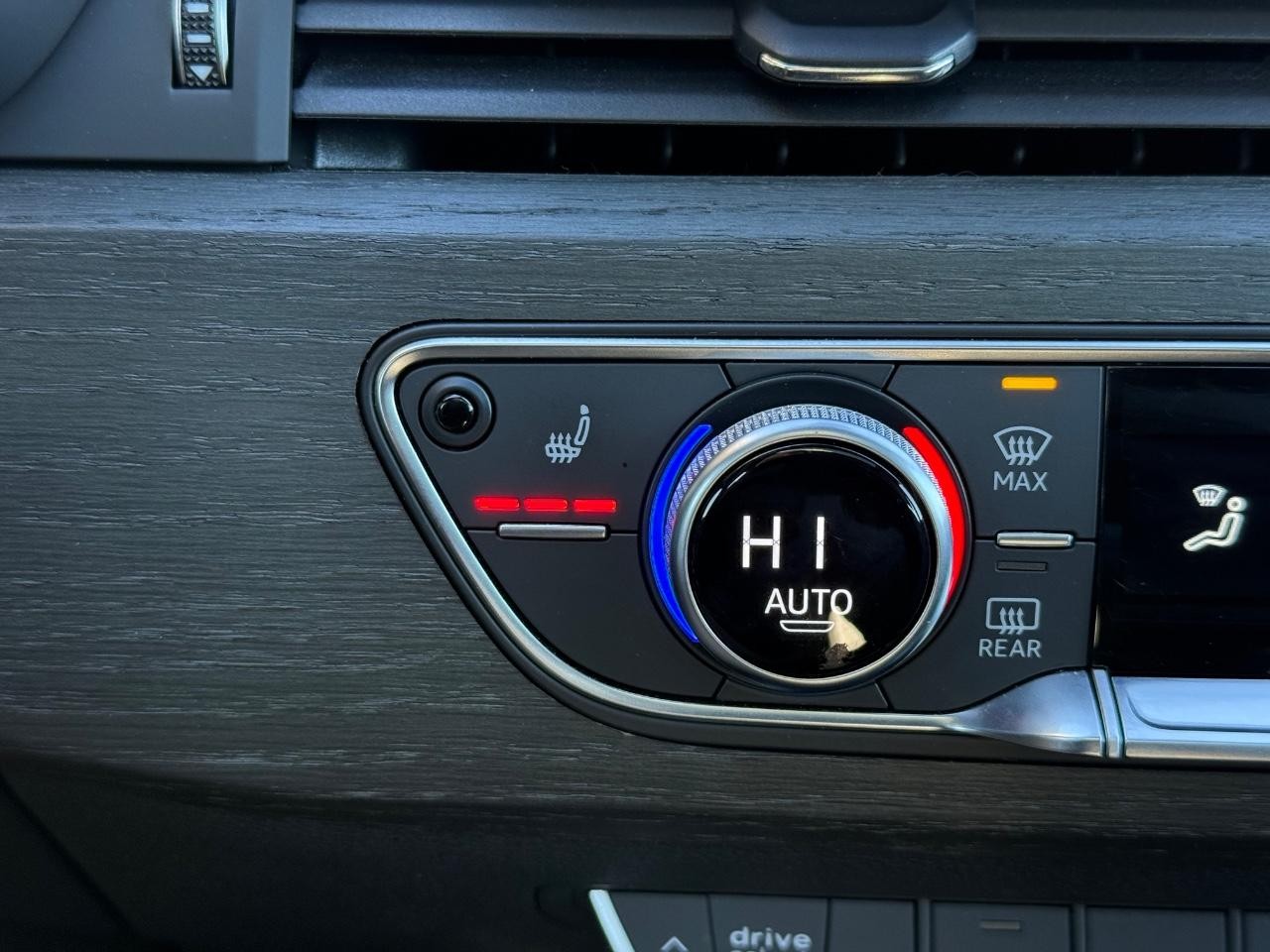 Audi A4 Sedan Vehicle Full-screen Gallery Image 19