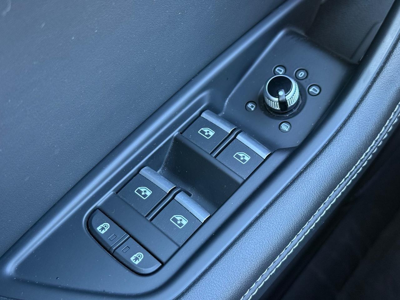 Audi A4 Sedan Vehicle Full-screen Gallery Image 20