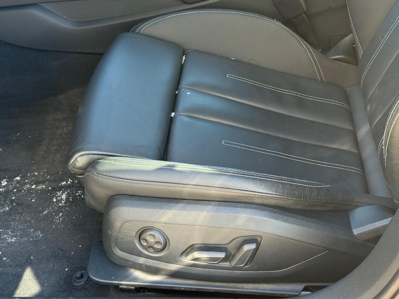 Audi A4 Sedan Vehicle Full-screen Gallery Image 21