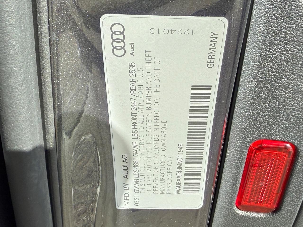 Audi A4 Sedan Vehicle Full-screen Gallery Image 22