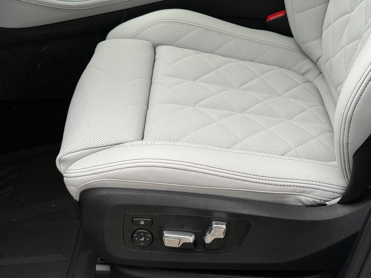 BMW X5 Vehicle Image 16