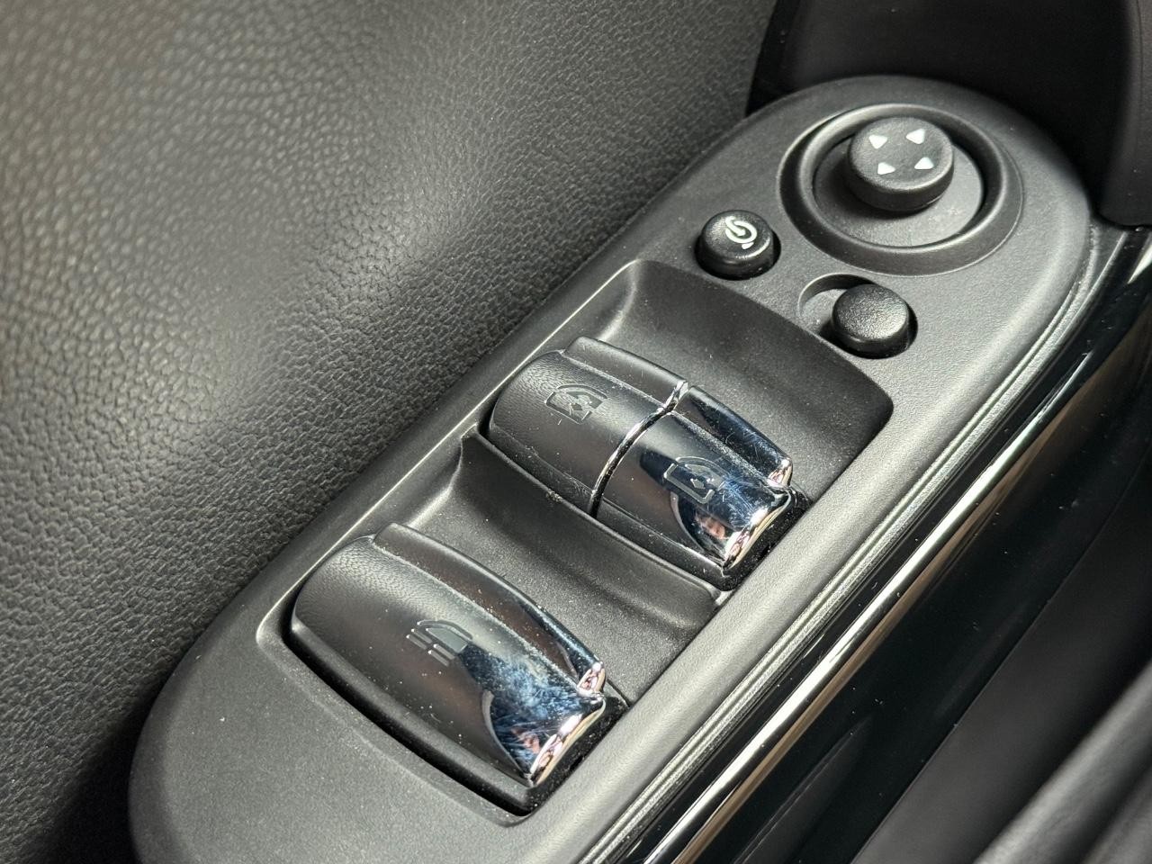 MINI Convertible Vehicle Image 22